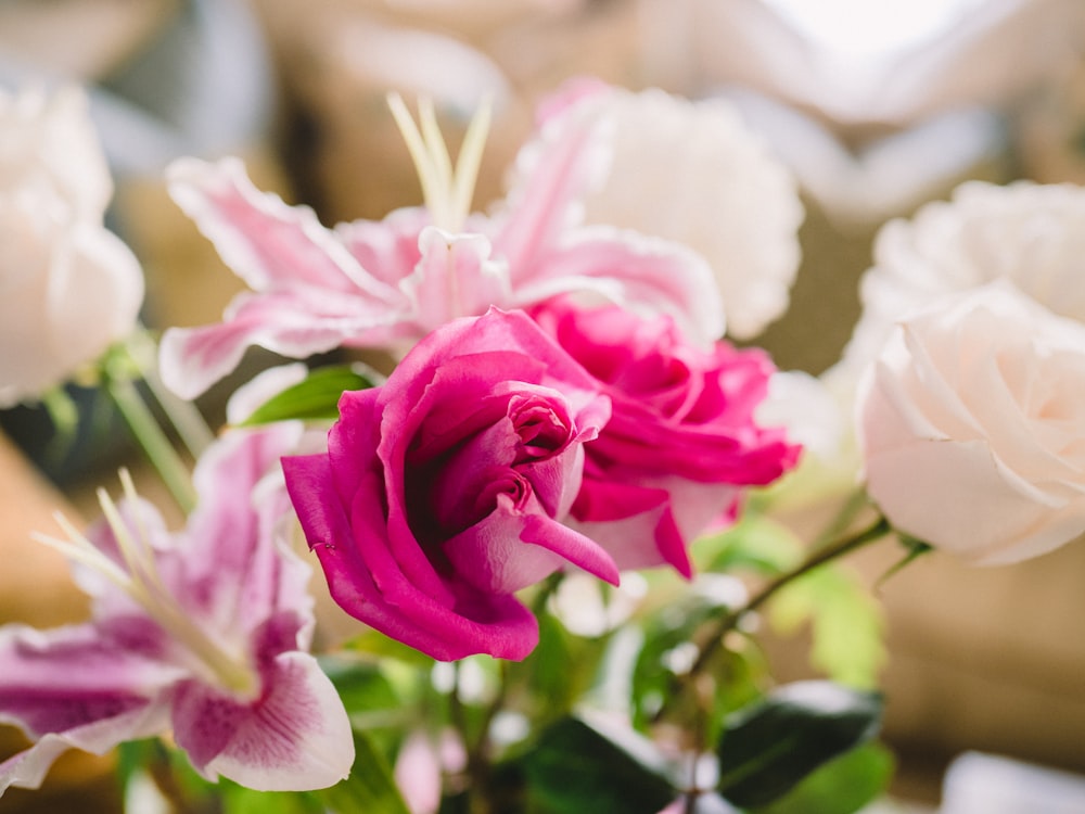 Arrangement mit rosa und weißen Rosen