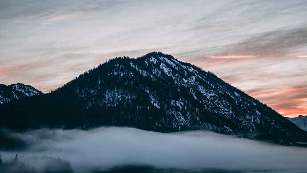 Foto di montagna e nebbia