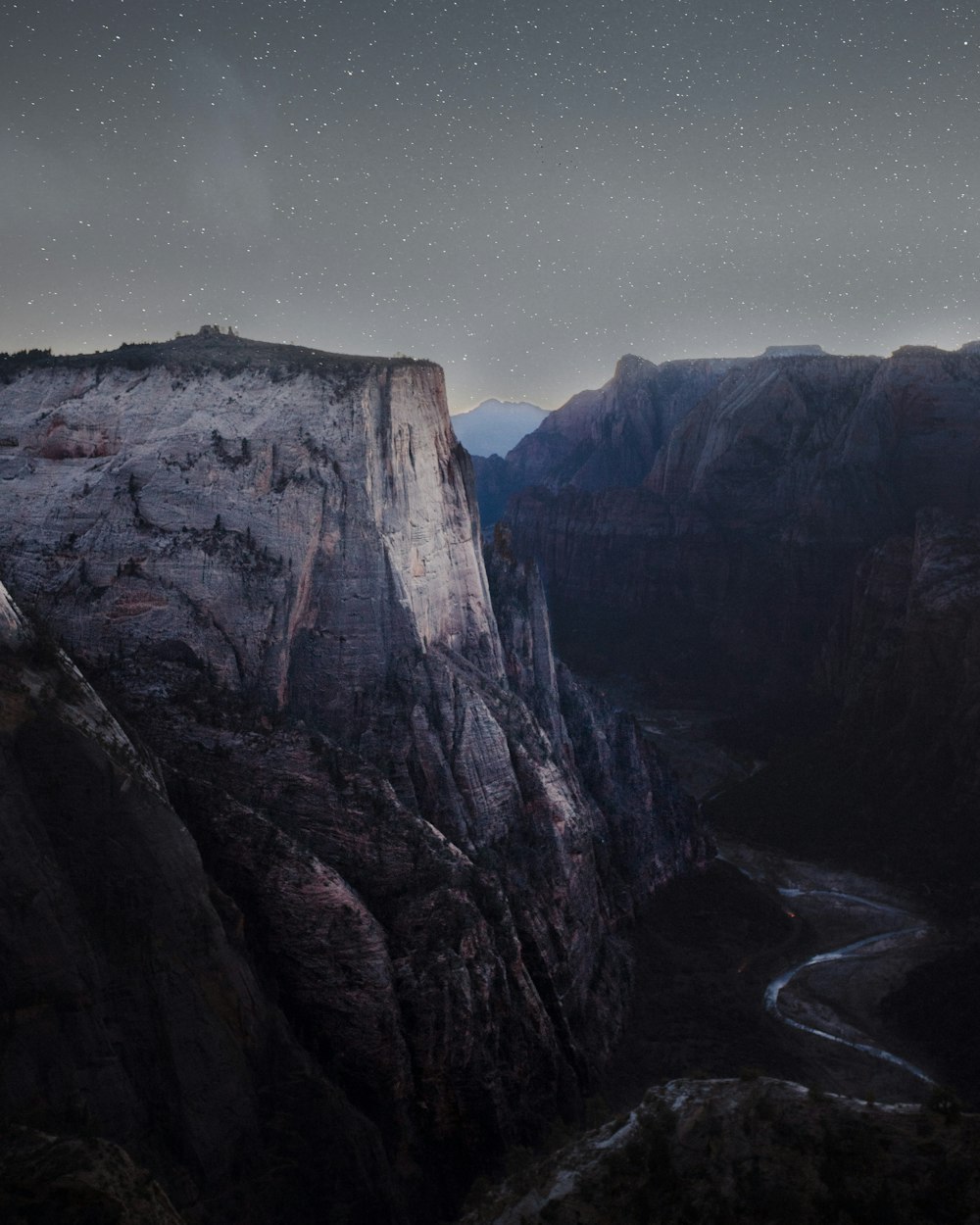 falaise rocheuse brune pendant la nuit