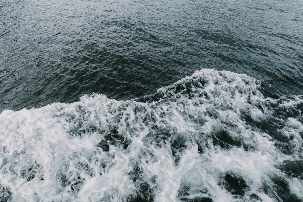 sea waves at daytime