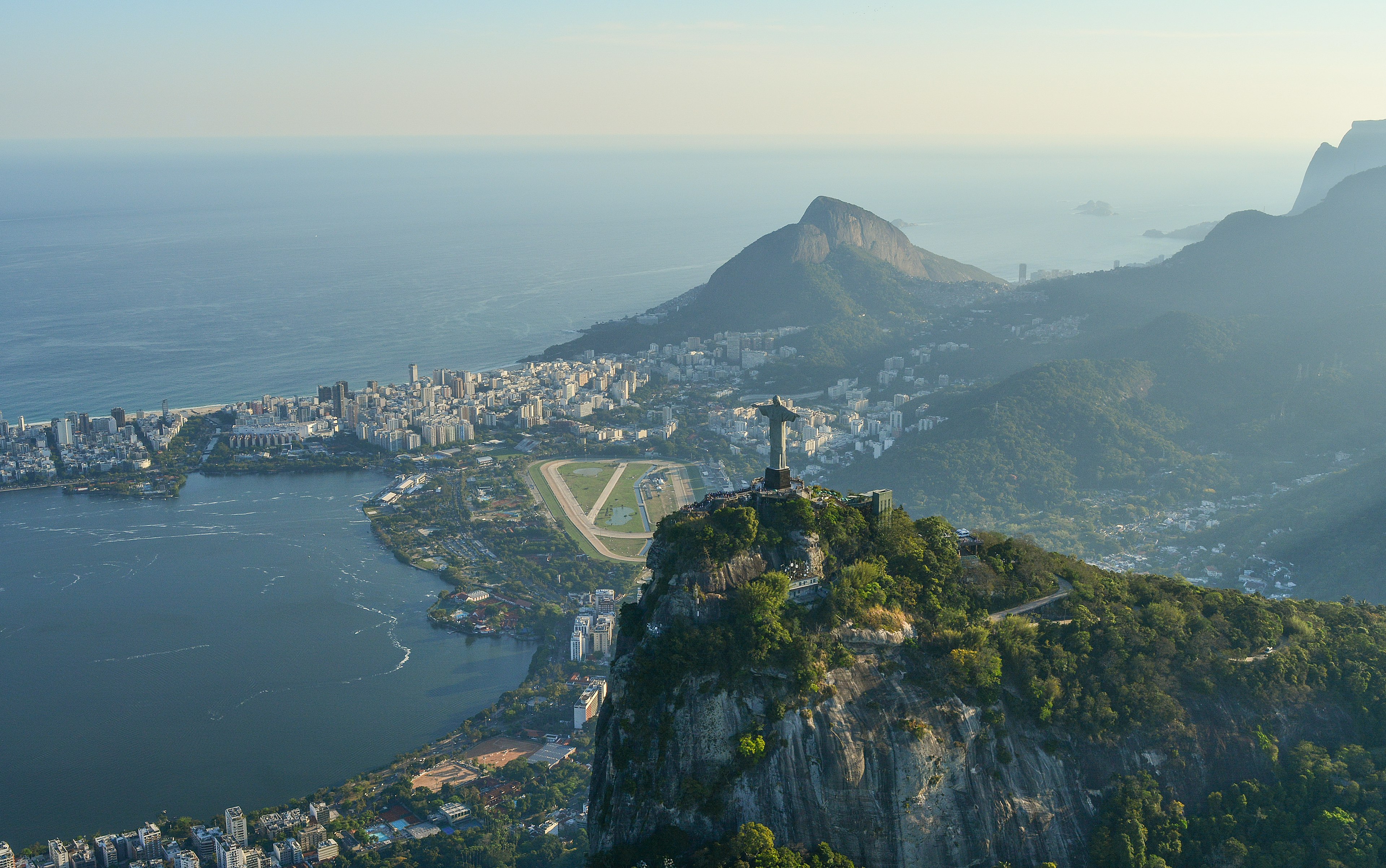 il cristo redentore si staglia sul panorama di rio de janeiro, ecco le informazioni utili e le cose da sapere per un viaggio in Brasile