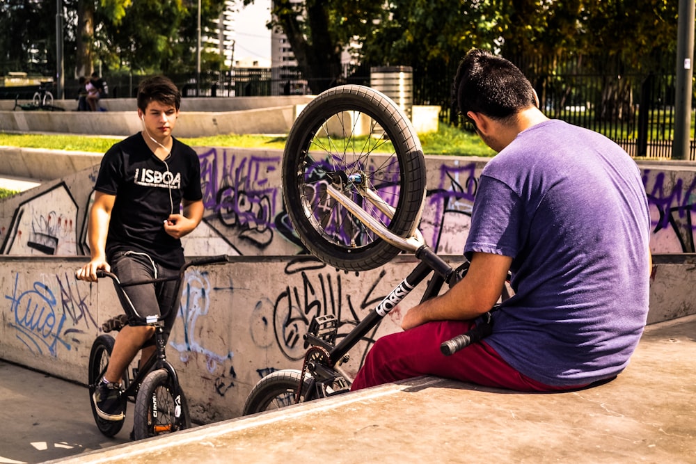 homme roulant sur un vélo BMX