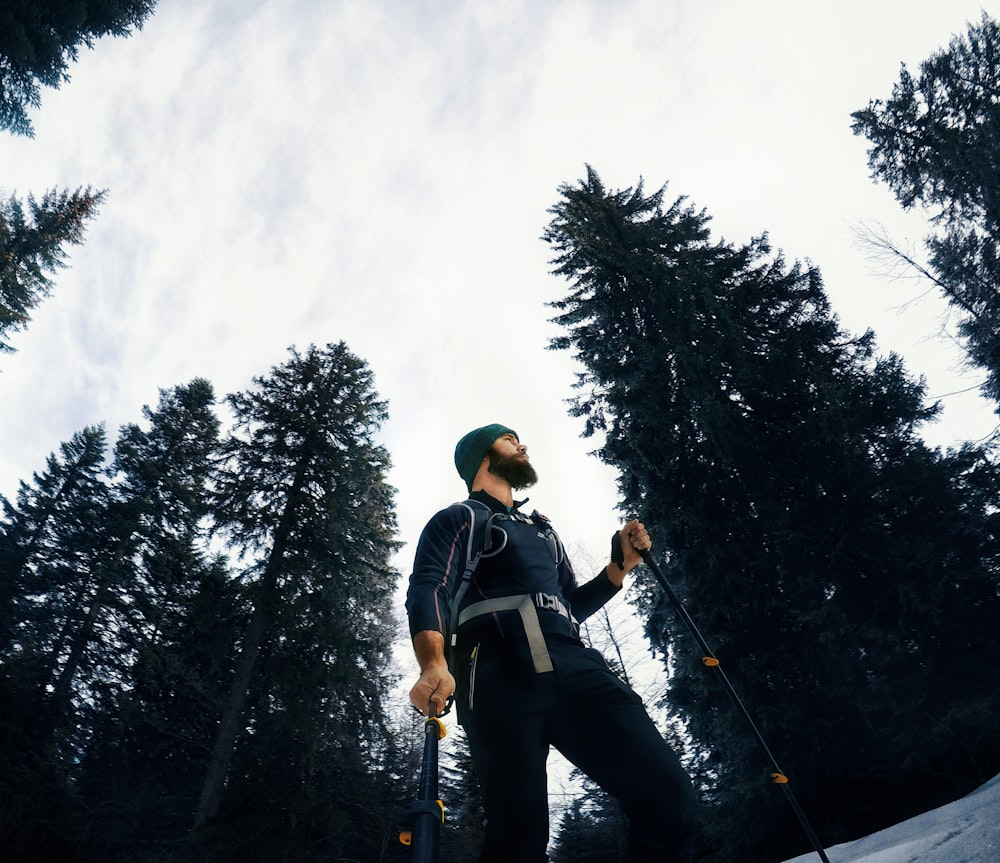 L’homme dans la forêt