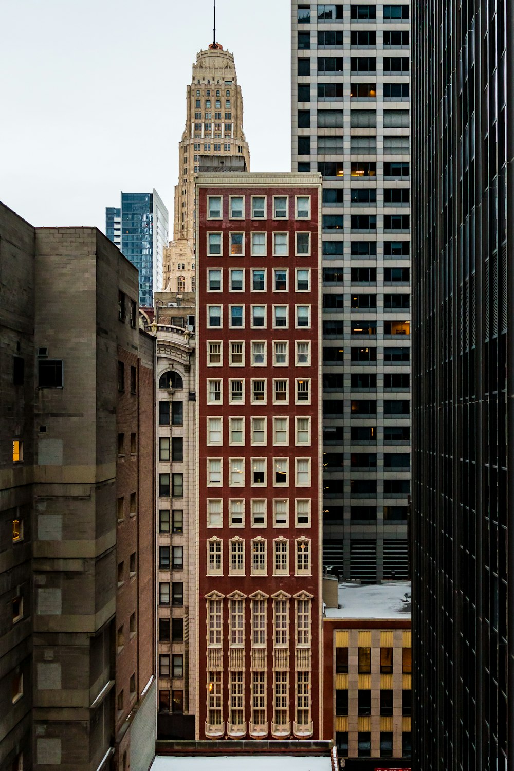 edifício alto de concreto vermelho