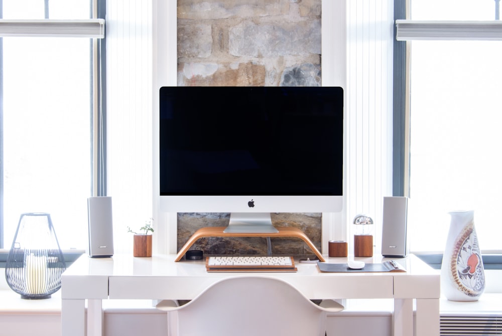 weißer iMac auf weißem Schreibtisch