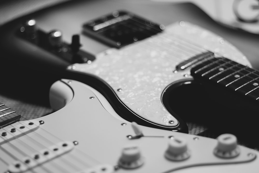 Photo en noir et blanc de deux guitares électriques Stratocaster