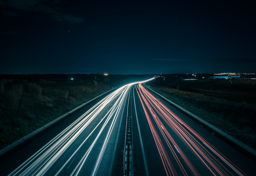 Fotografía de lapso de tiempo de autopista