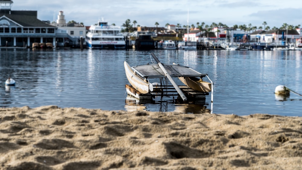 barca bianca e grigia vicino alla riva del mare