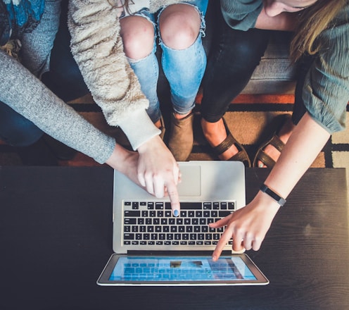 Un grupo de personas escogiendo nuestra agencia de publicidad digital y felices