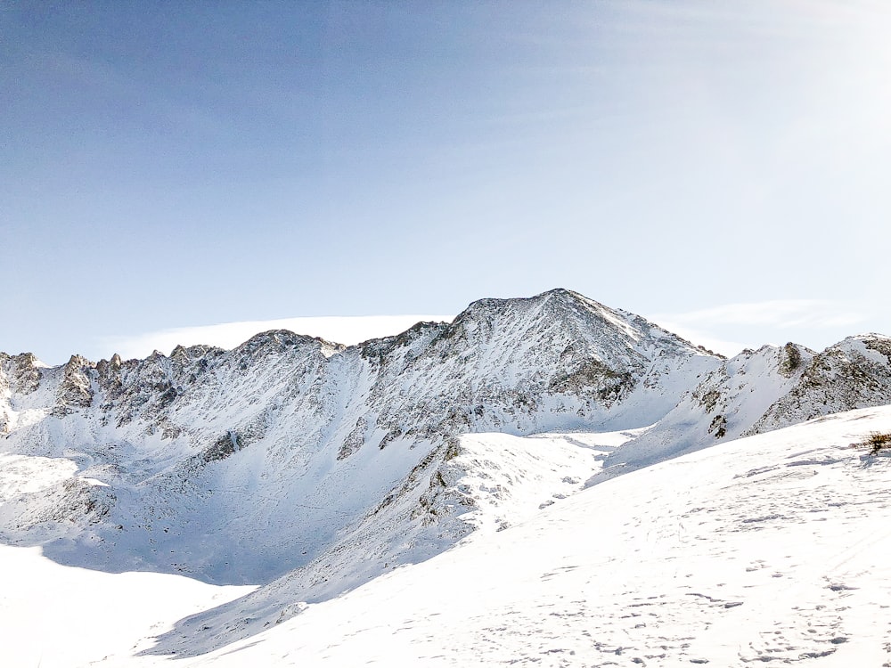 montaña cubierta de nieve