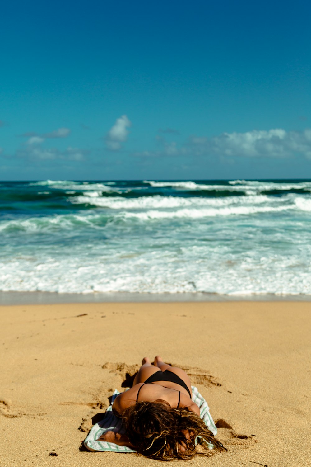 해변에서 일광욕을 하는 여자