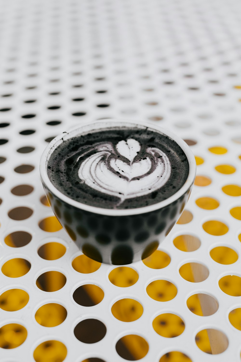 une tasse de café posée sur une table