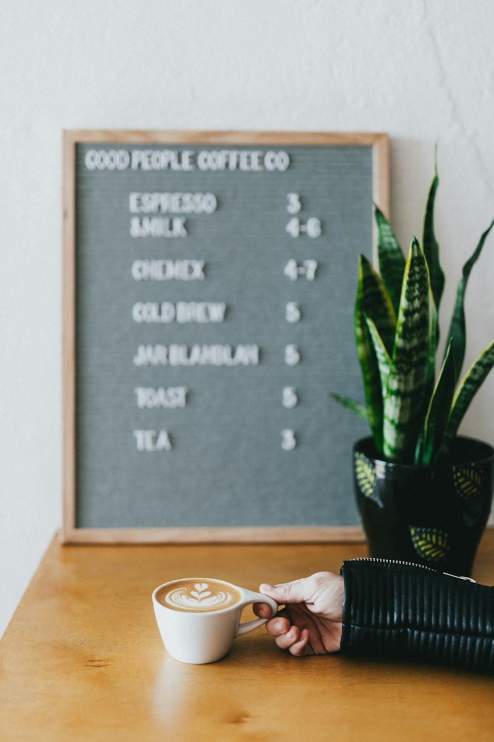 Caneca de cerâmica branca com coração projetado cappuccino