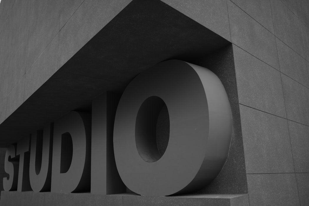 建筑外墙上的专业3D字母招牌 - 耐用且设计精良的商业招牌示例