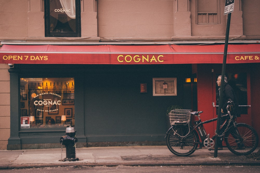 hombre caminando frente a la tienda de coñac