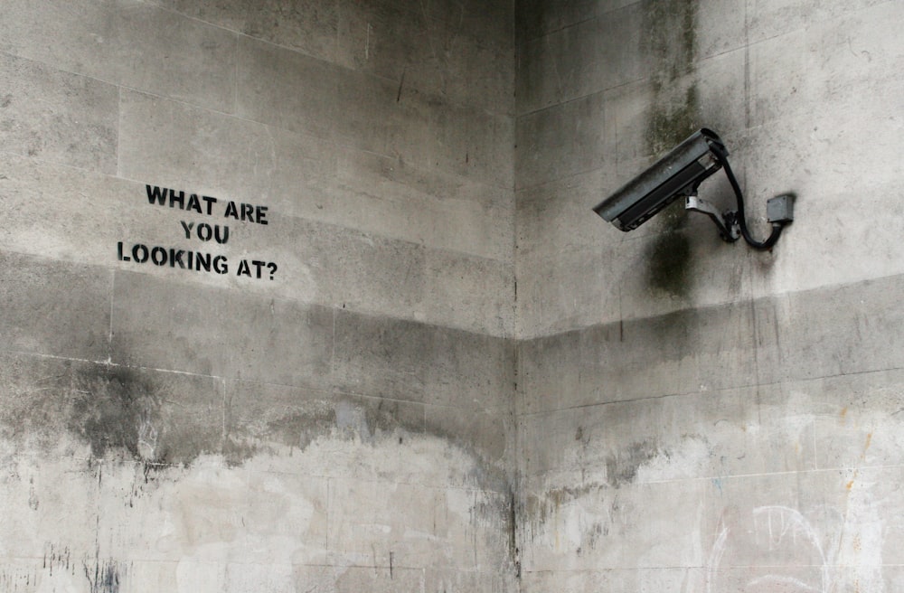 schwarze CCTV-Kamera an der Wand