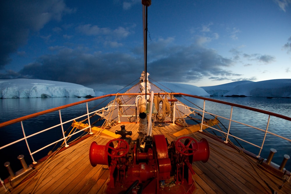 Rotes und braunes Bootsdeck und Eisberg in der Ferne