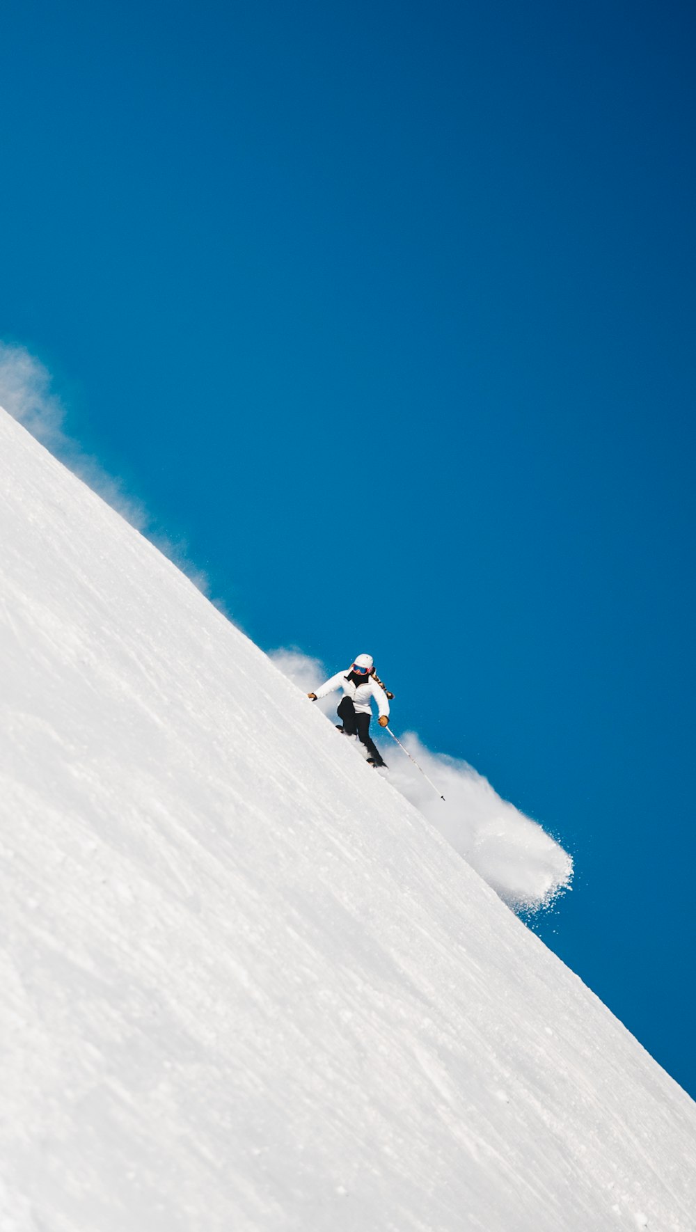 personne faisant du snowboard sur la falaise de montagne