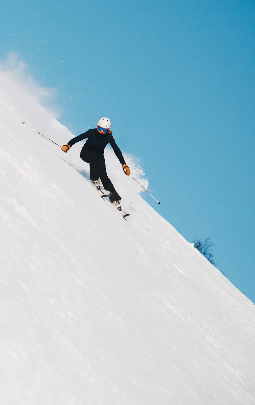 장비 세트로 눈 위에서 스키를 타는 사람