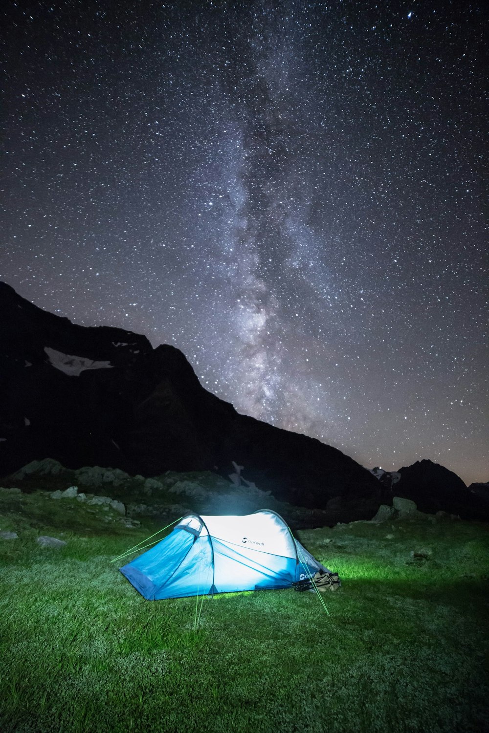 Tente de jeu bleue sur le terrain en herbe pendant la nuit