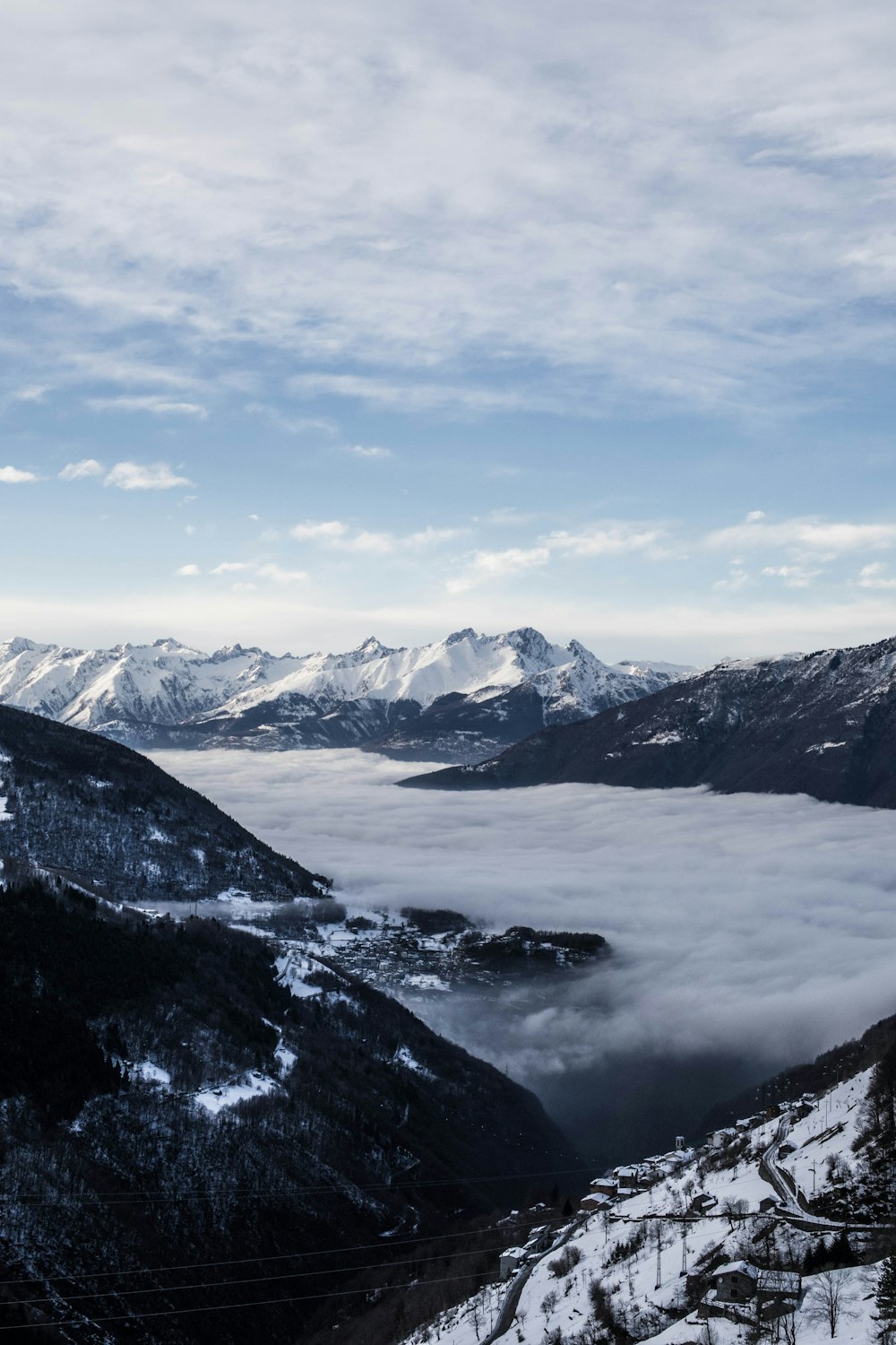 Fotografía aérea de nubes al lado de la montaña