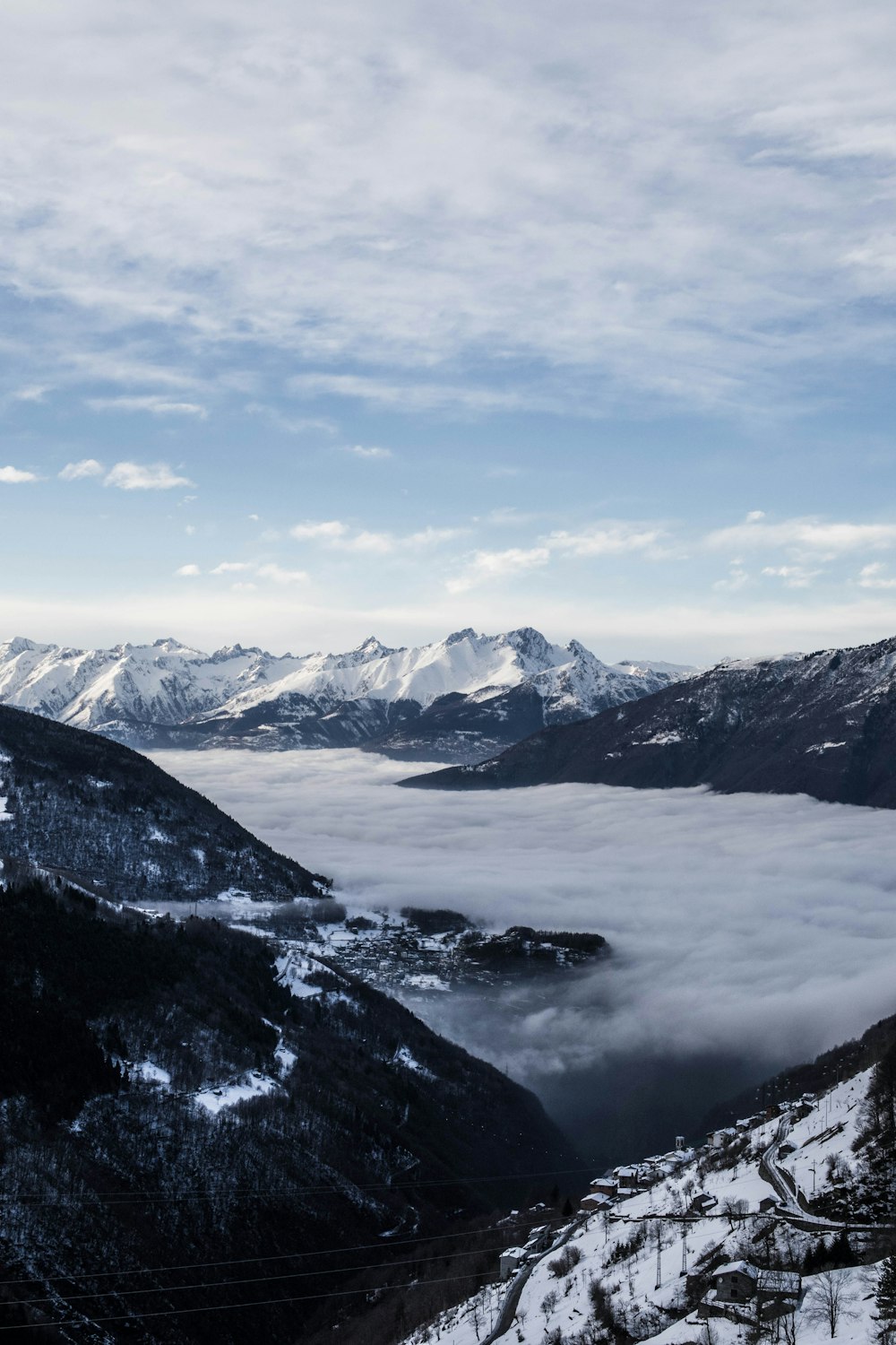 Luftaufnahmen von Wolken neben Bergen