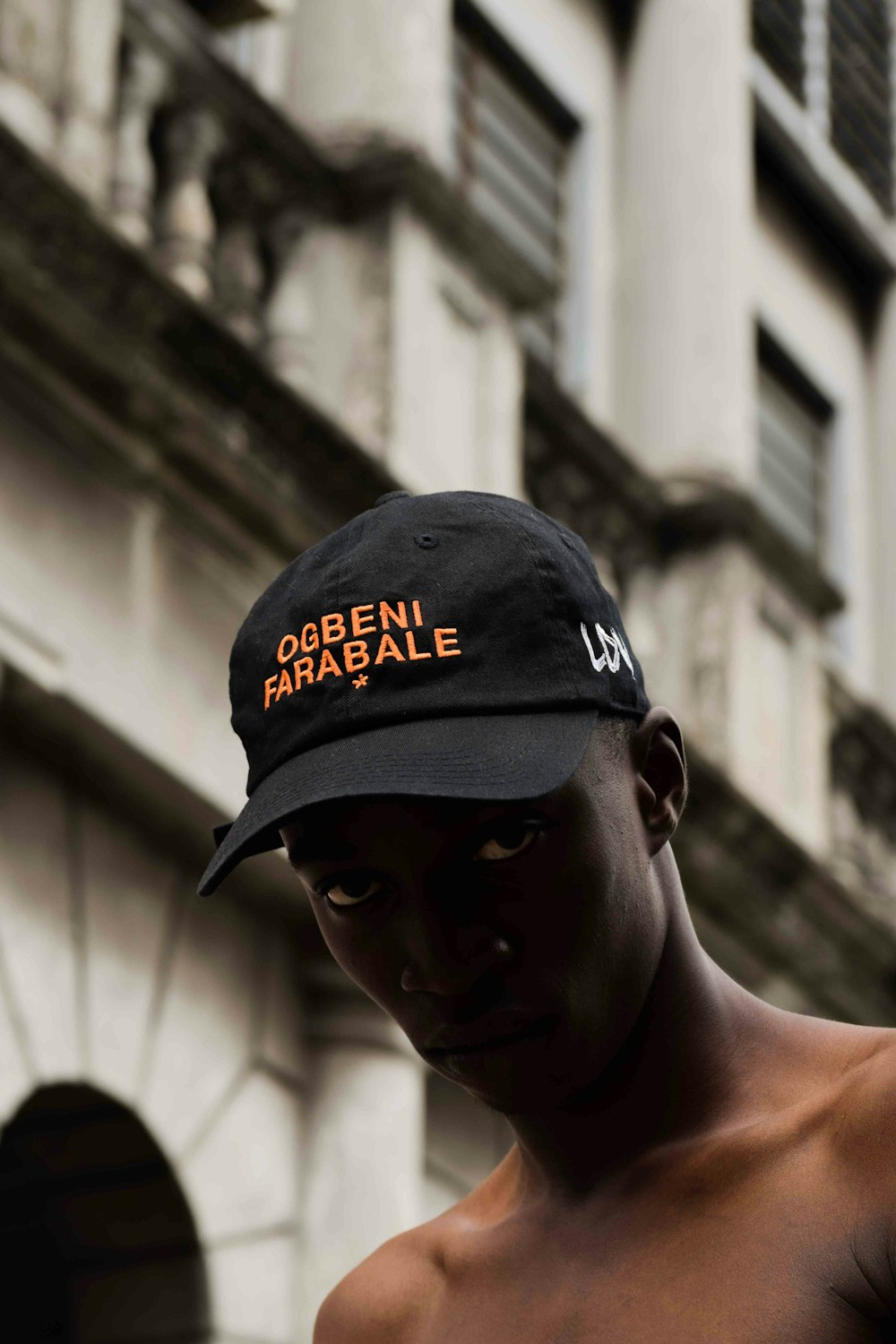 Photographie sélective de mise au point d’un homme portant une casquette