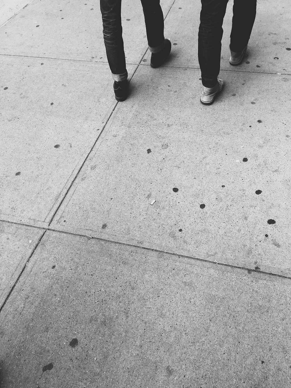 コンクリートの床の上を歩く2人