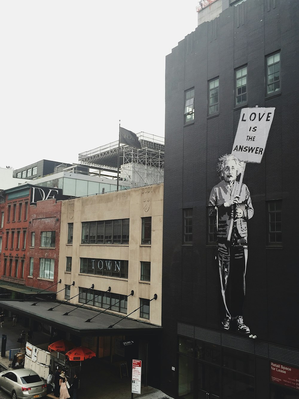 bâtiment noir avec l’amour est la réponse graffiti