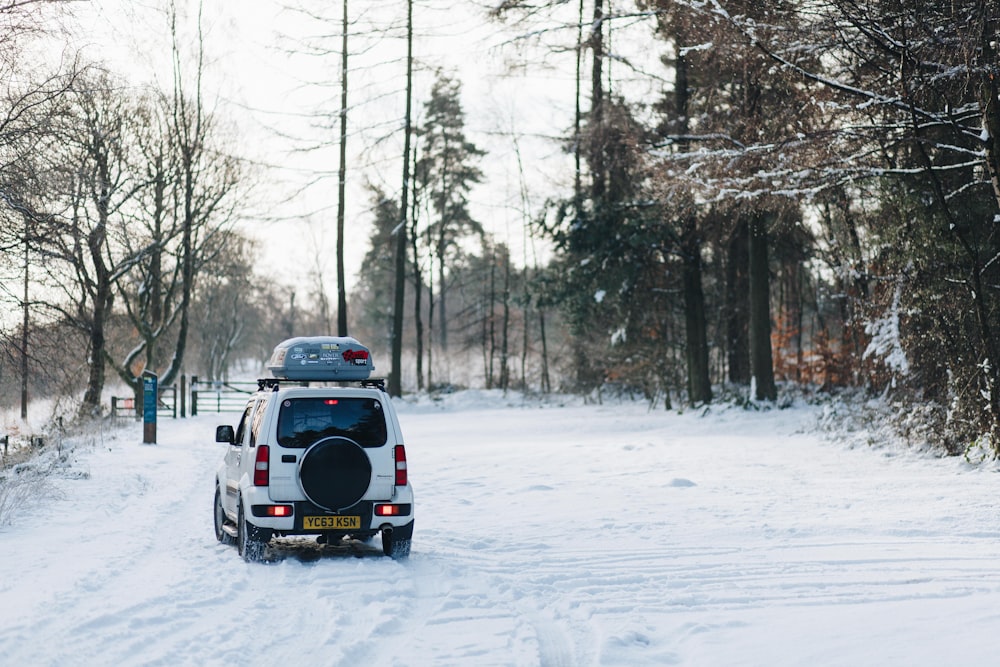furgone compatto bianco sul sentiero della neve