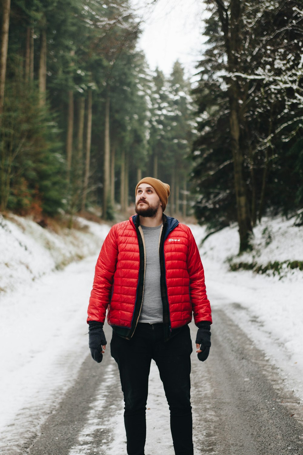 Veste zippée rouge et noire pour femme