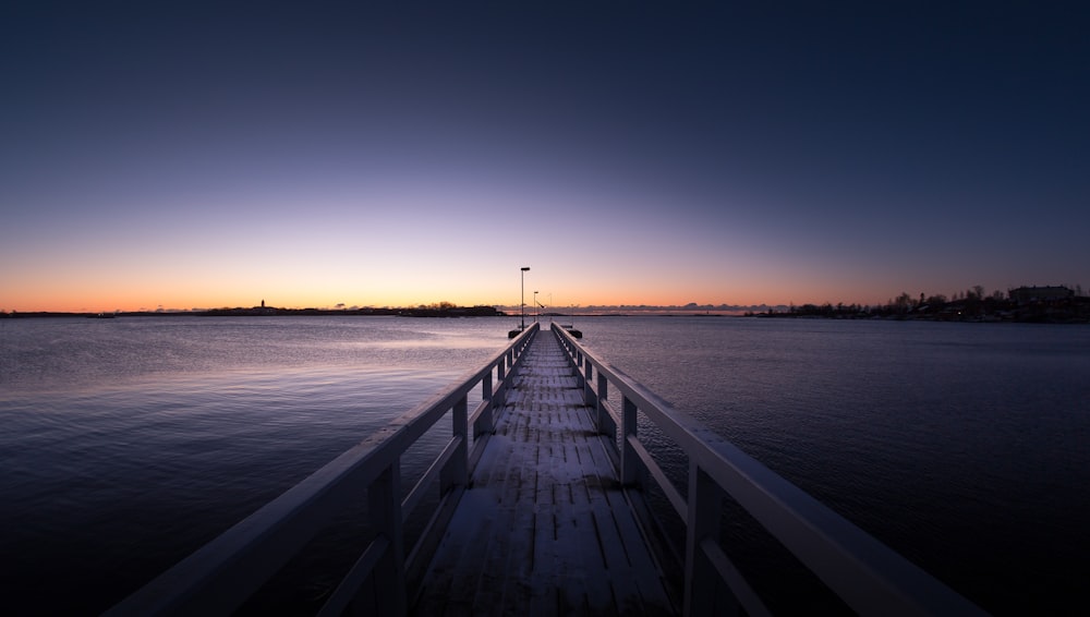 Graues Holzdock bei Sonnenuntergang