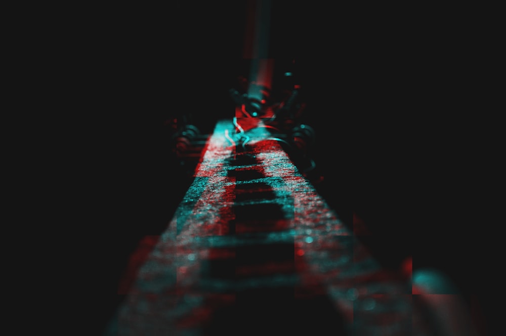 uma foto desfocada de uma rua no escuro