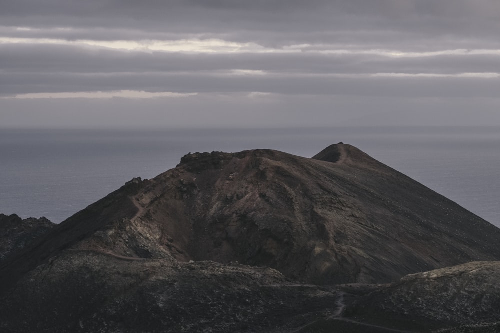 空の下の山脈