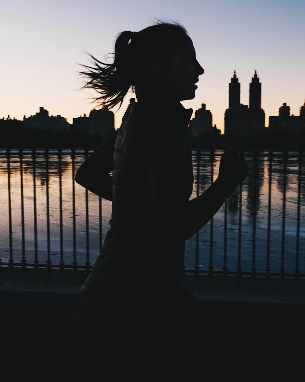 photo de silhouette de femme en cours d’exécution