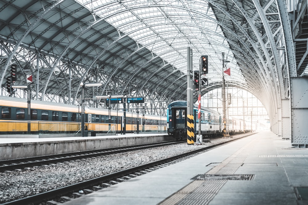 Zug am Bahnhof tagsüber