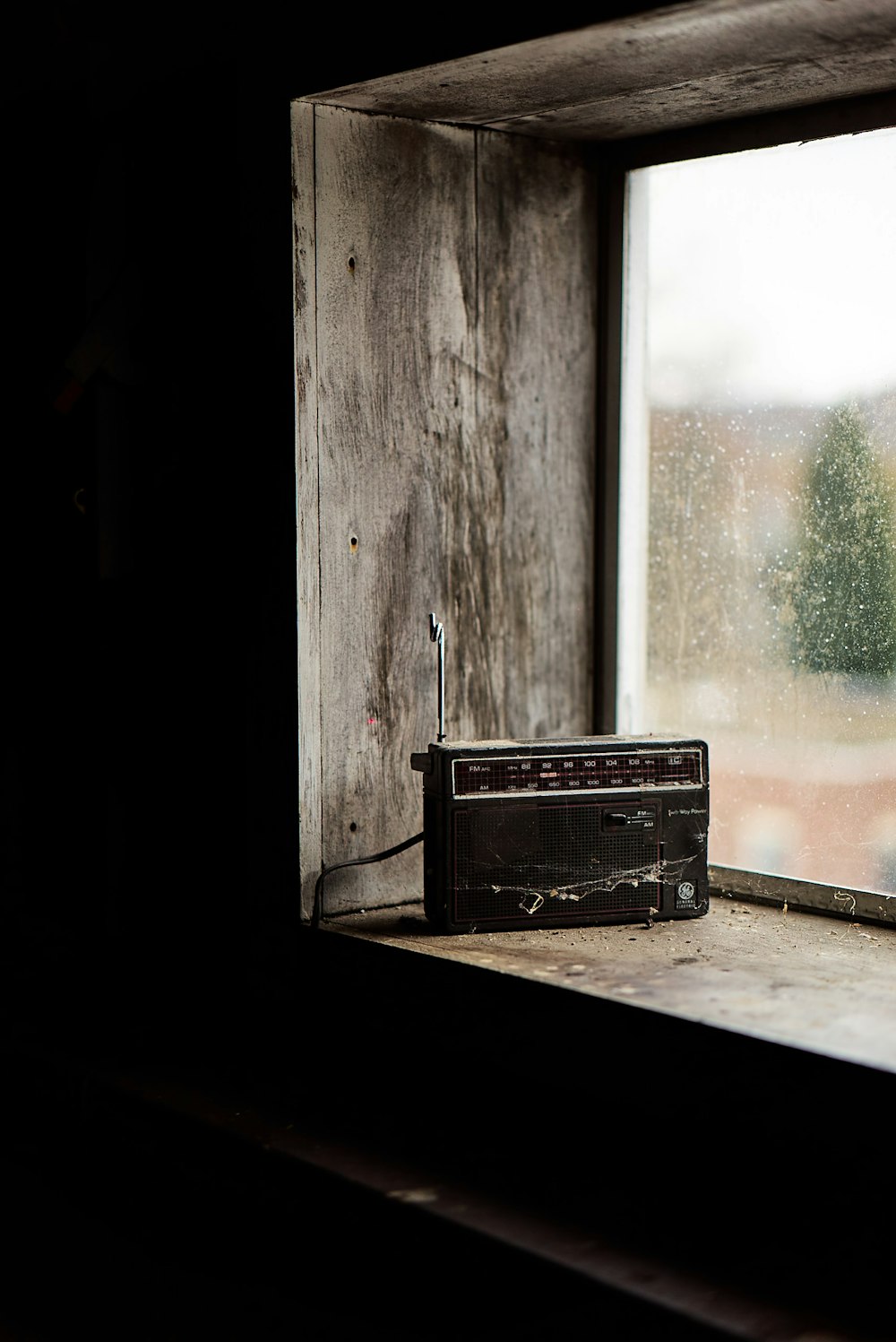 radio boombox noire sur la fenêtre supérieure