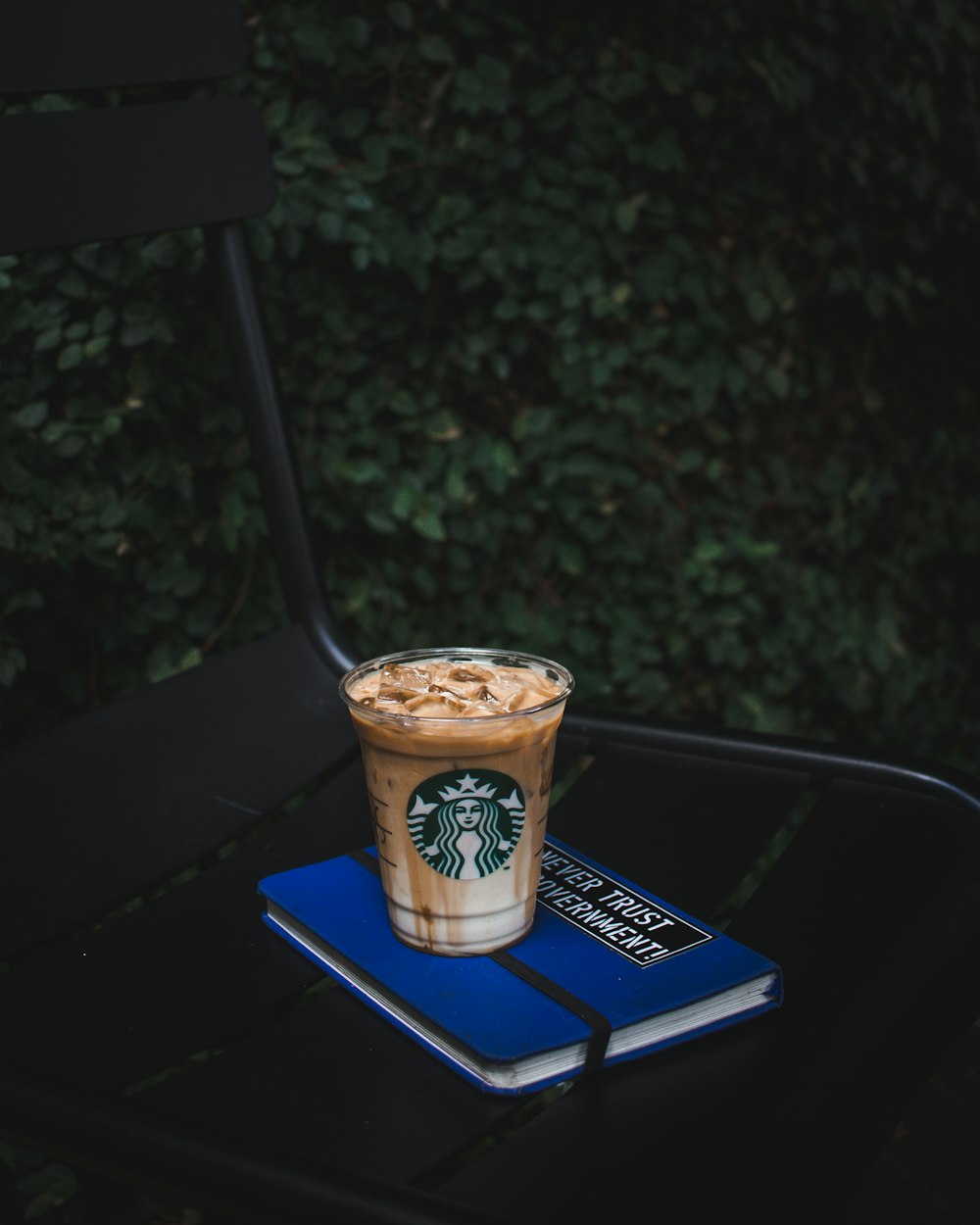 Gobelet en plastique Starbucks sur livre bleu