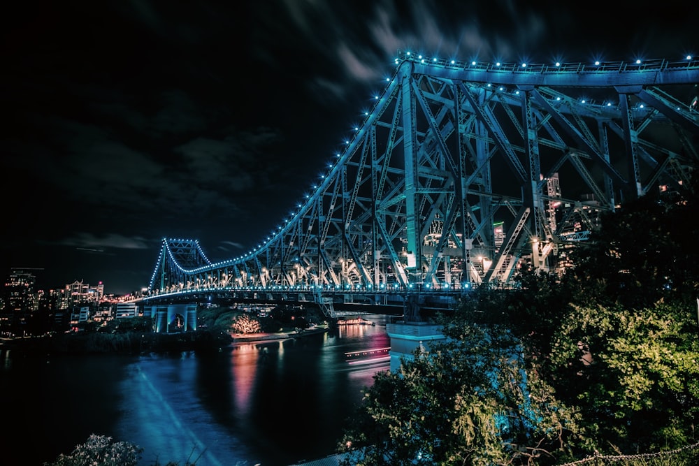 夜空の下の灰色の橋