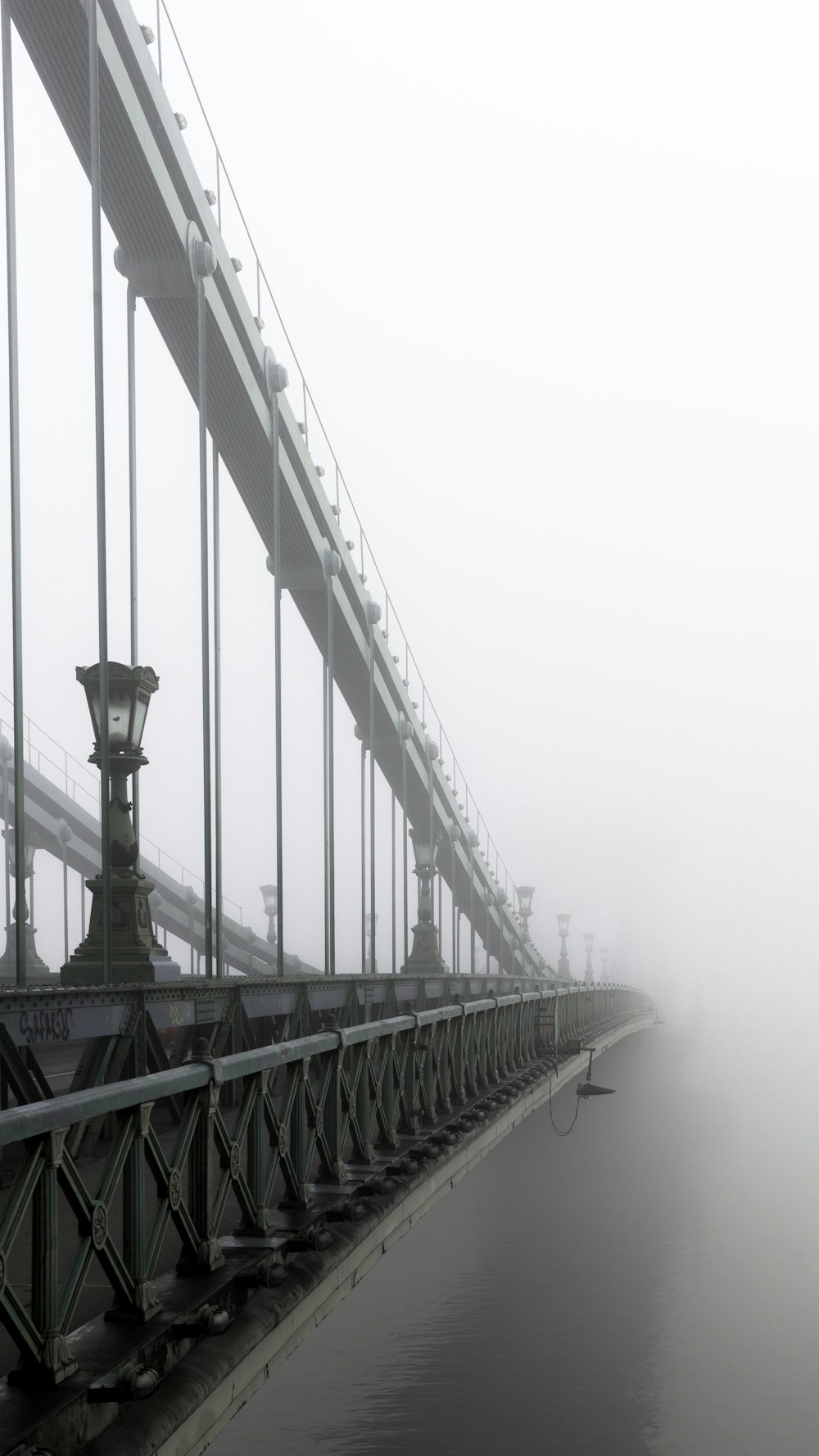 Foto de primer plano del puente y la niebla