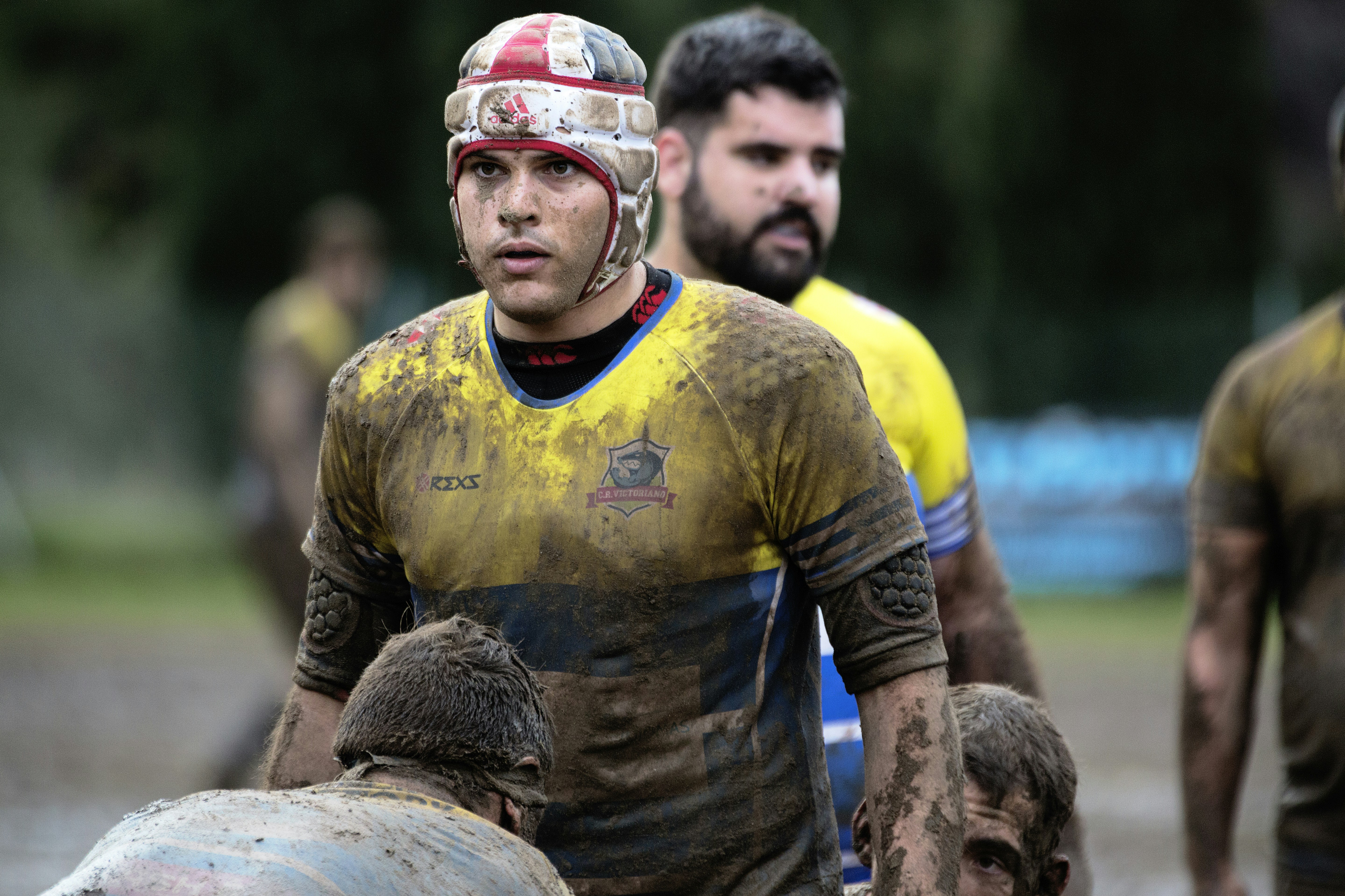 Jugador del Club Rugby Victoriano concentrado durante una touch en el partido disputado entre el Trocadero Marbella Rugby Club B y el Club Rugby Victoriano el 14-01-2018 en el Bahia’s Park de Marbella.