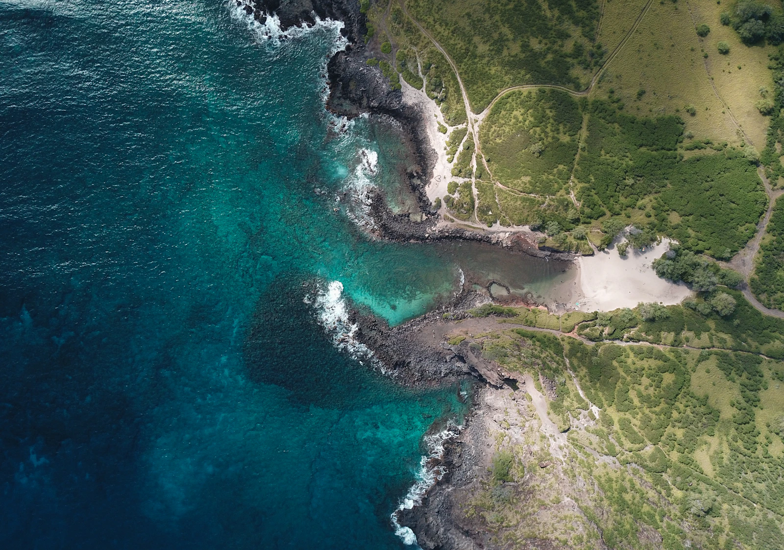 Ocean and volcanic coastline at Pele's Chair, Honolulu