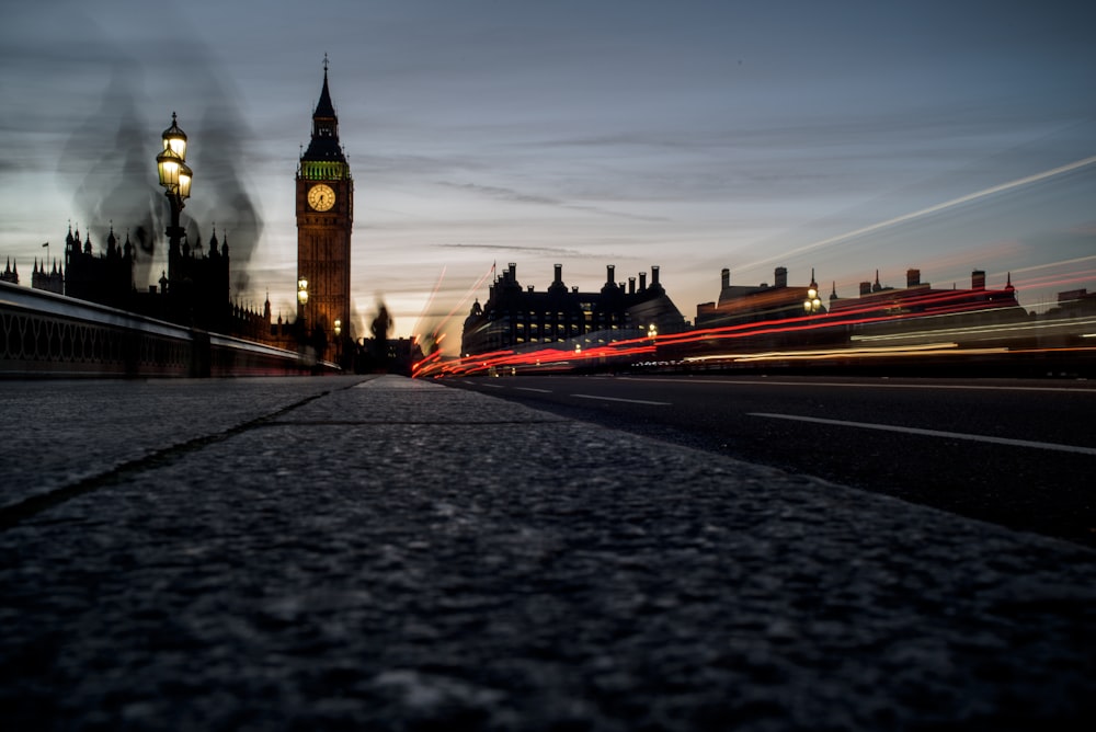 fotografia time lapse della strada con Elizabeth Tower sullo sfondo
