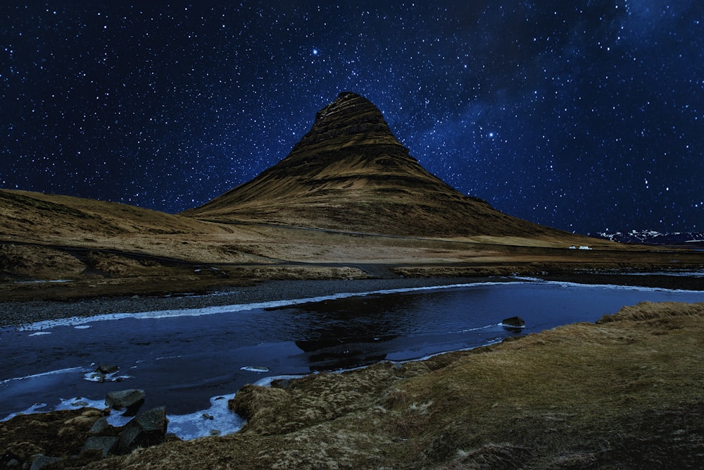 Lago vicino a Brown Mountain