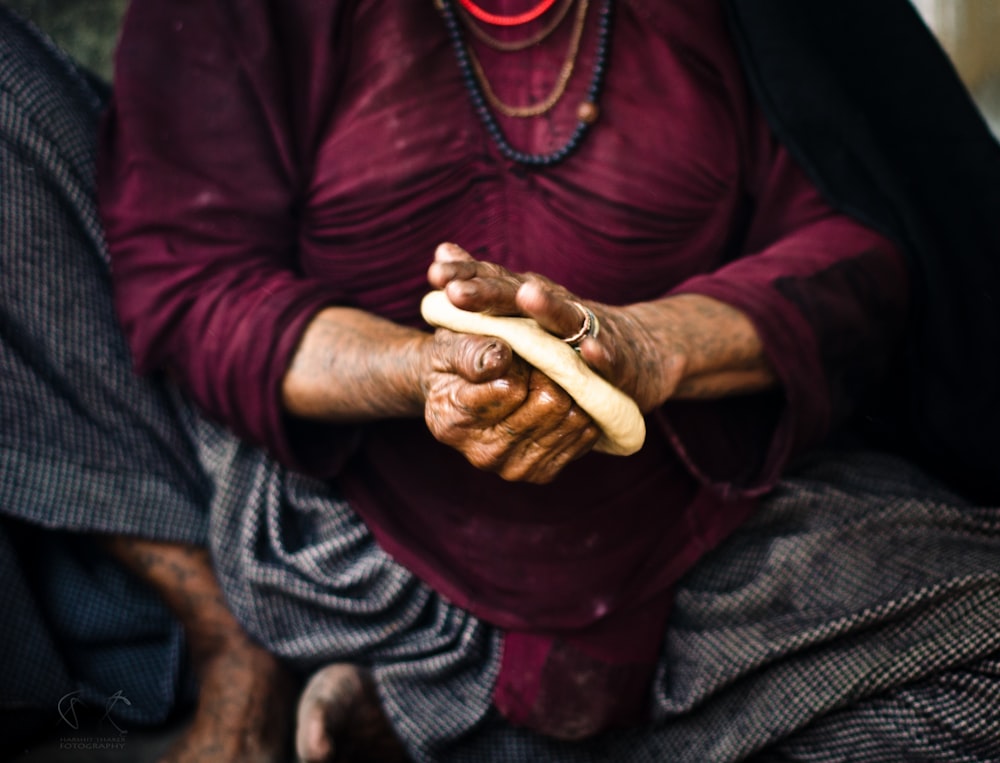 uma mulher segurando um pedaço de pão nas mãos