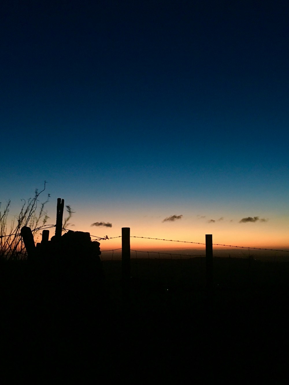 Silhouette eines Zauns in der Landschaftsfotografie