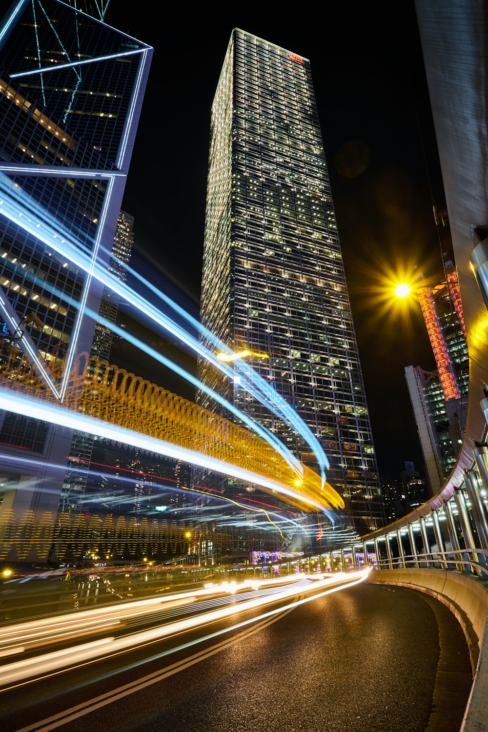 Fotografía de lapso de tiempo de un edificio de gran altura con luces