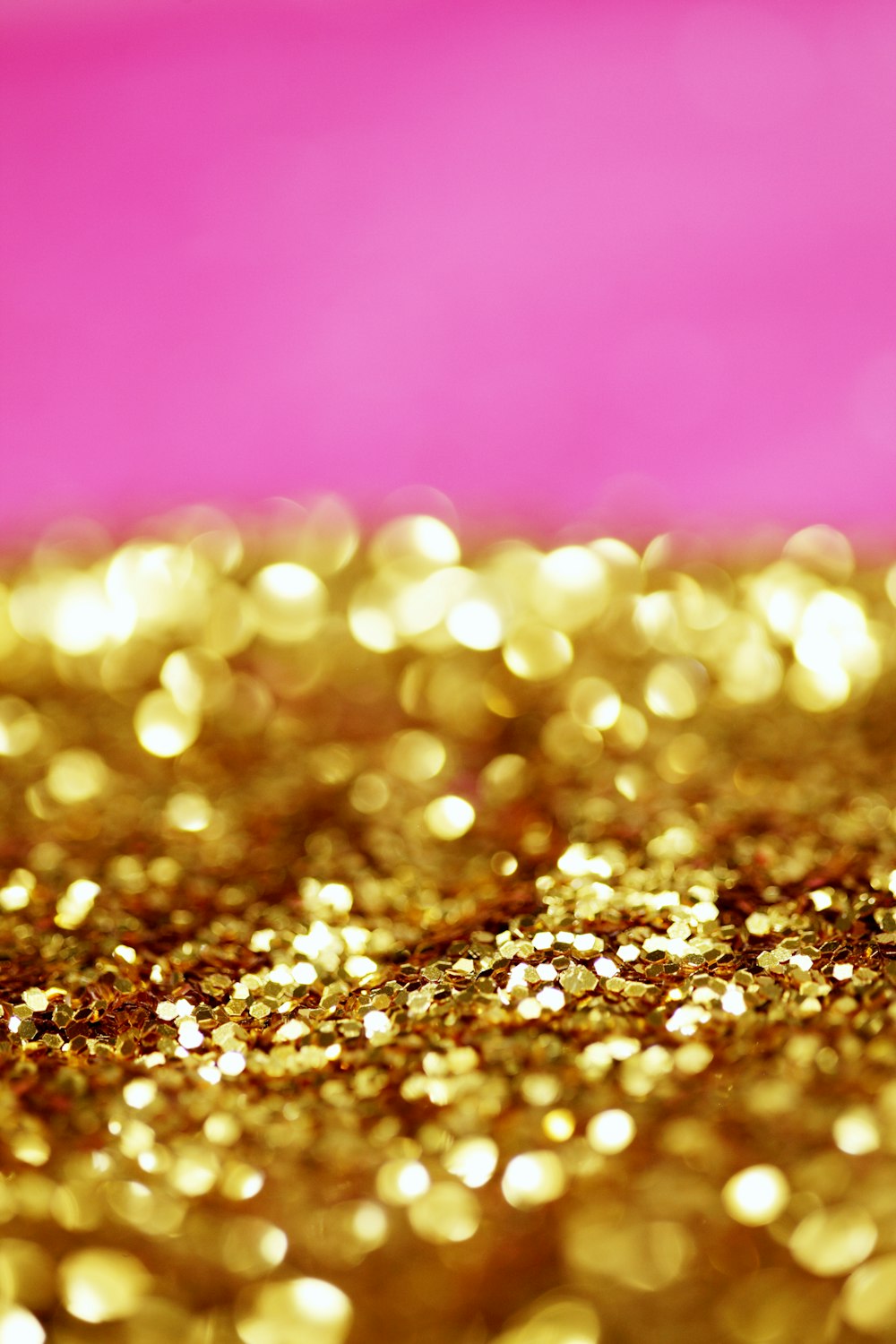 Un fondo rosa y dorado con mucho brillo dorado