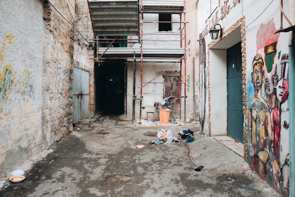 Des ordures éparpillées dans la ruelle