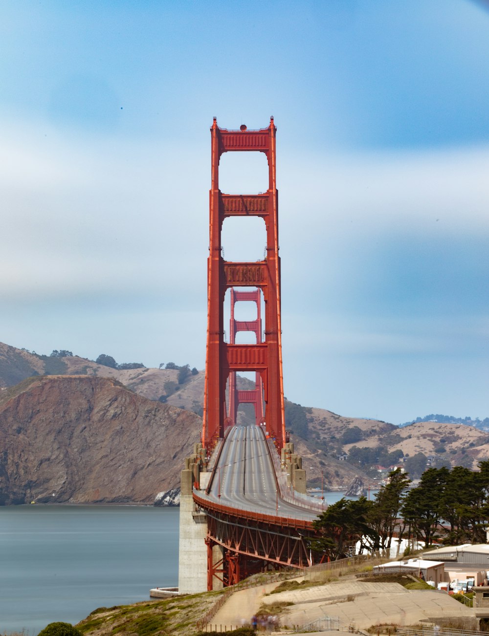 Ponte Golden Gate sob o céu azul claro